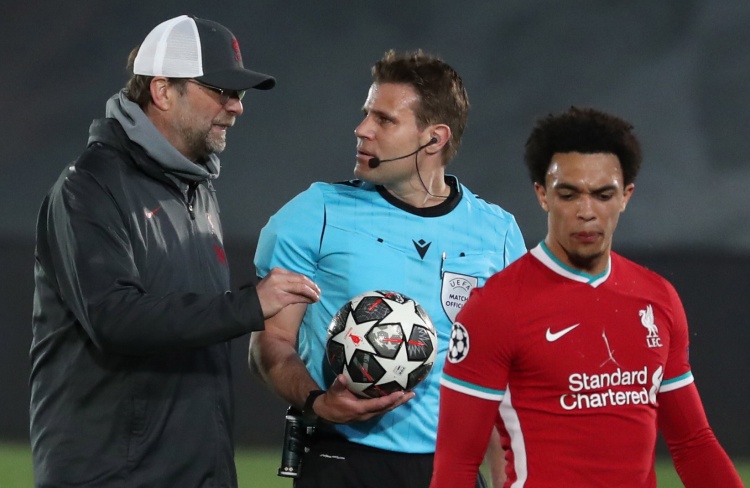 北雪平球迷向场内投掷烟花，瑞典超甲升级附加赛被迫中断（北雪平球迷向场内投掷烟花，瑞典超甲升级附加赛紧急中止）