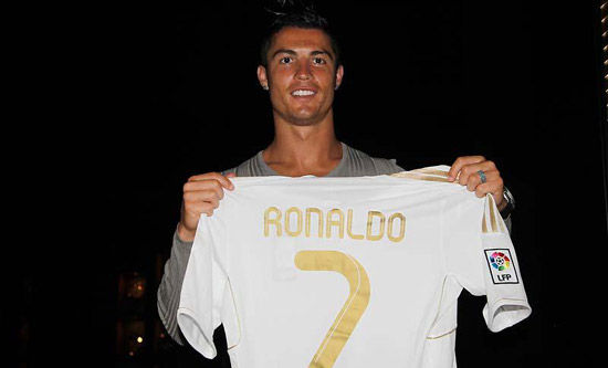 记者晒视频：钟义浩现场观看海牛比赛，海牛进球后他兴奋鼓掌（记者发视频：钟义浩现身观战海牛，球队破门他激动鼓掌）