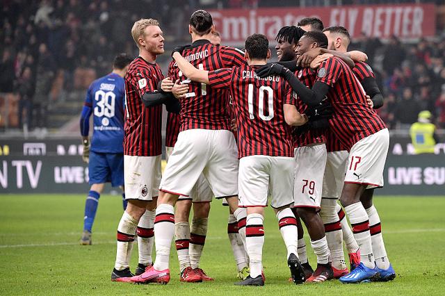 越来越大了，泰州高速口已经搭好巨幅“苏超”冠军标语（泰州高速口竖起巨幅苏超冠军标语，声势愈发壮大）