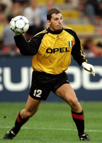 赫内斯：拜仁再次成为一座堡垒；孔帕尼像老母鸡一样保护球员（赫内斯称拜仁重回堡垒之势，孔帕尼如母鸡护仔般庇护球员）