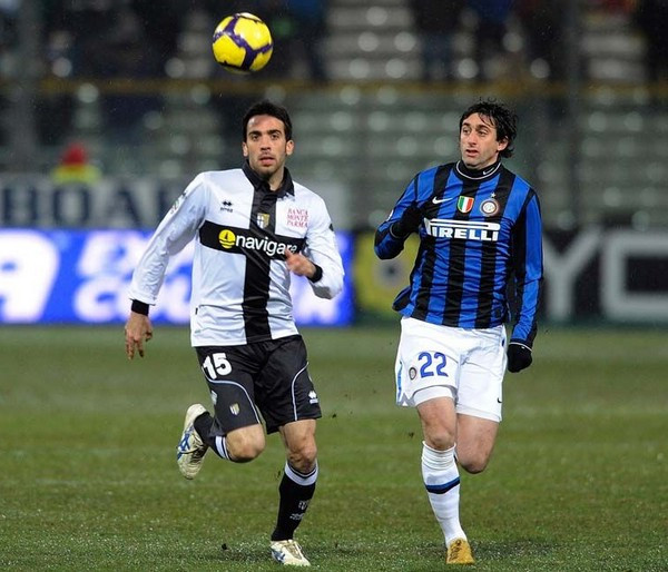 津门虎主帅于根伟积极引援奥乌苏，助力球队提升，期待其归化入籍，展现强大进攻实力，助球队稳定发展。（于根伟推动引进奥乌苏强化津门虎火力，盼其归化助球队稳步提升）