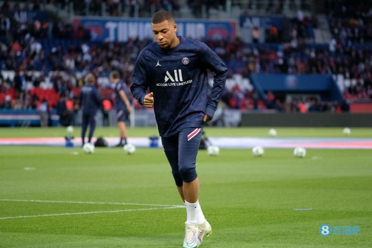 塞萨尔：齐沃为什么要换下博尼和泽林斯基？他俩明明表现最好（塞萨尔质疑齐沃换人决定：为何撤下表现最好的博尼和泽林斯基？）