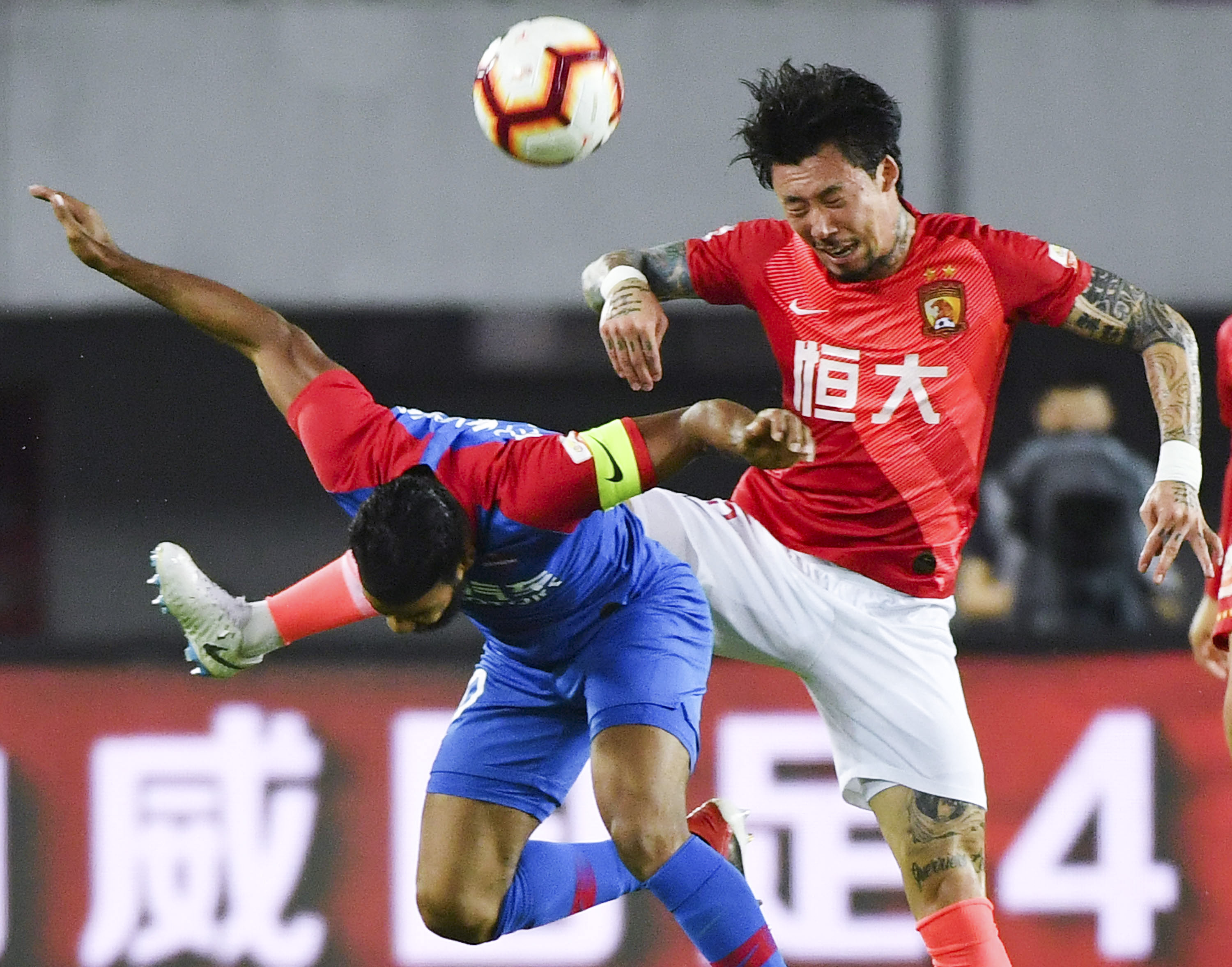 皇马青训小将获征召！18岁天才后卫冲击一线队，卡马温加伤愈归队（皇马召入青训新星：18岁后防才俊力拼一线队，卡马温加伤愈回归）