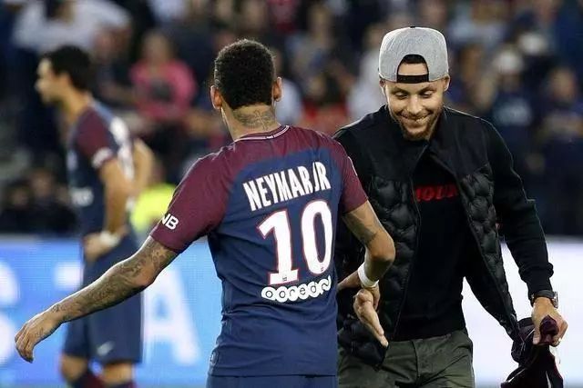 广东攻守兼备显示冠军相（广东攻防俱佳尽显冠军气质）